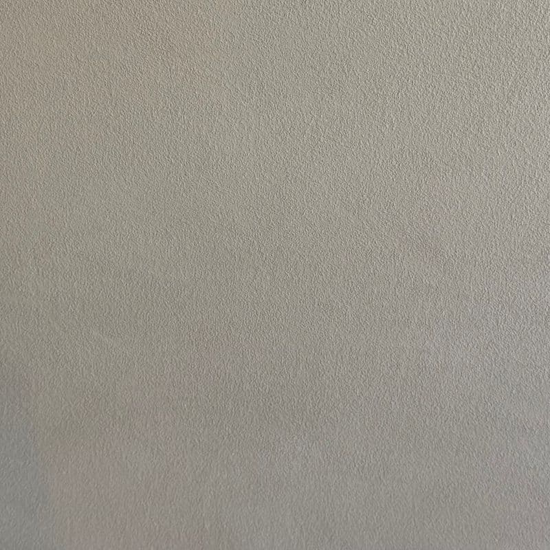 Een woonkamer met een lavavloer gietvloer.